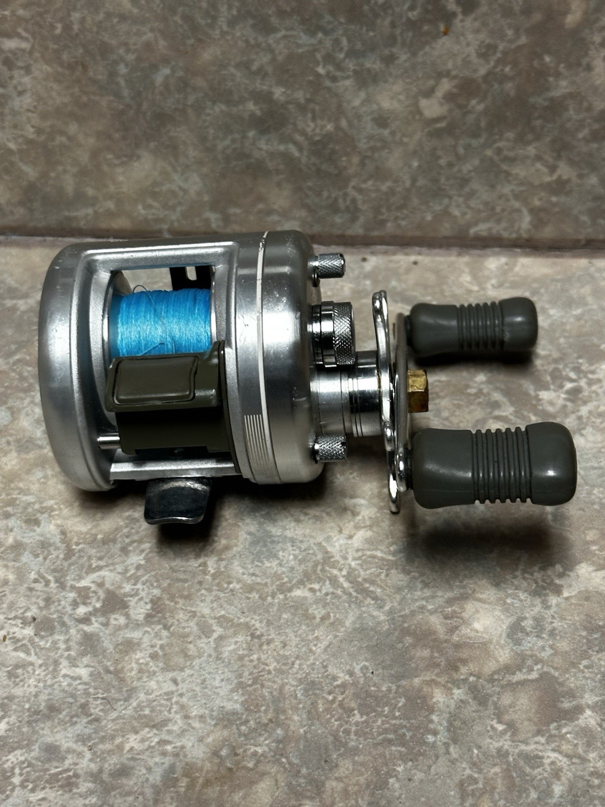 Shimano Calcutta 100 Round Baitcasting Reel Made in Japan (Good condition)