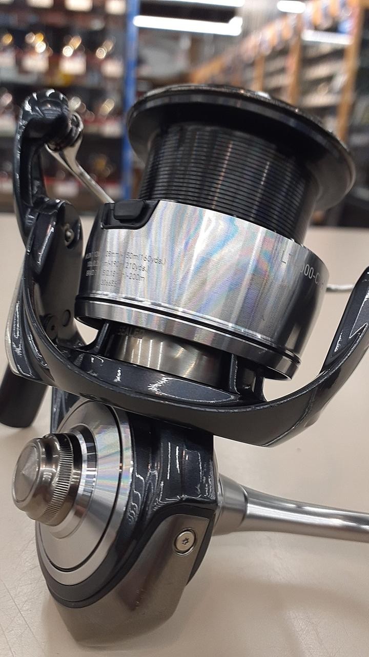 Daiwa Certate LT4000-CXH Spinning Reel 24 lb Line 10.2 oz, Minor Scratches