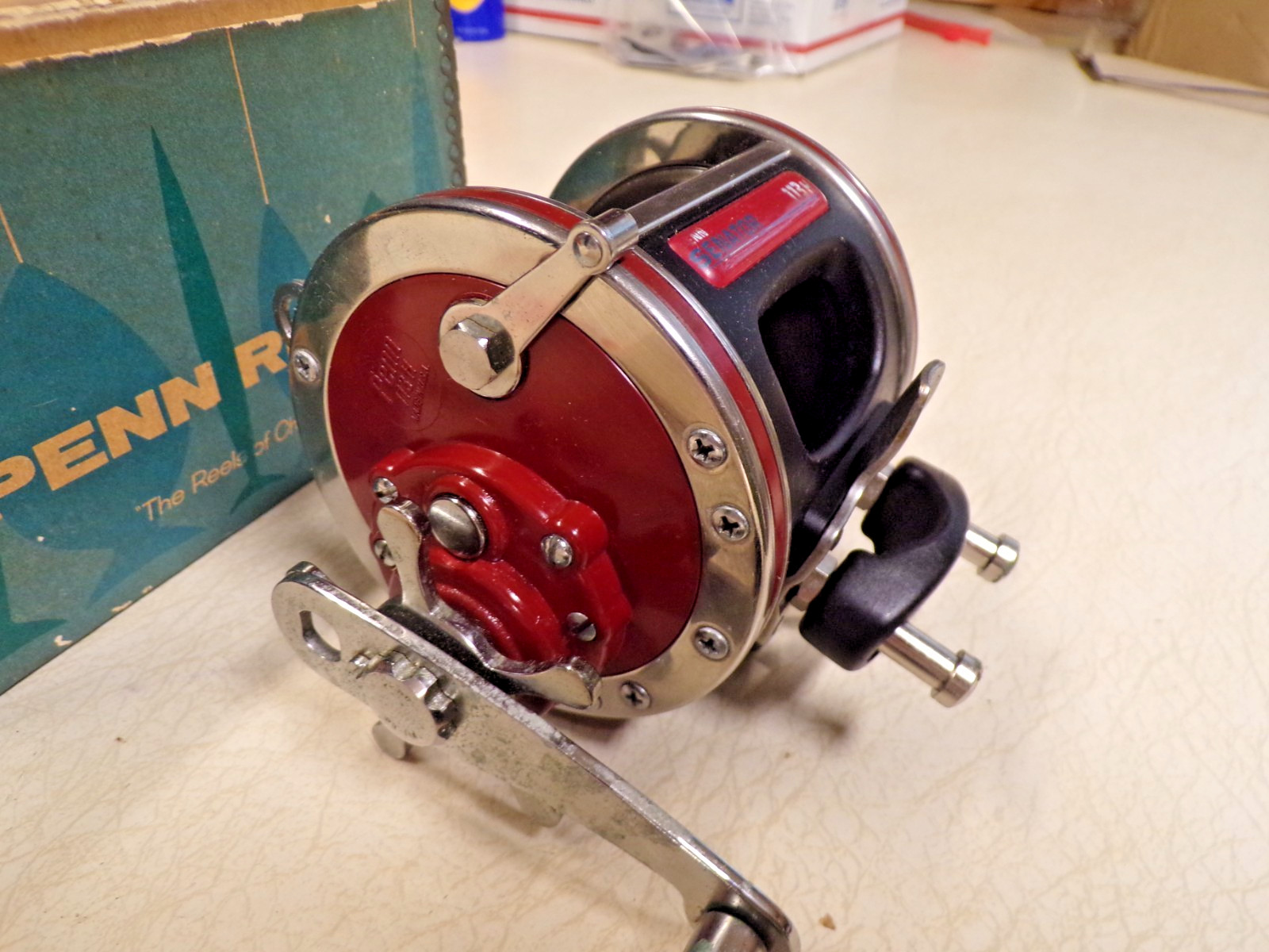 FISHING REEL W/ BOX – PENN 4/0 113-H – CLEAN & WORKS GREAT