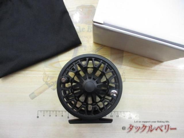TIEMCO Oracle Mid Arbor 5/6 Fly Reel Black Green