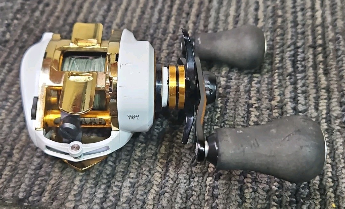 Favorite Fishing Soleus XCS Casting Reel 7.3:1 12/120 – White