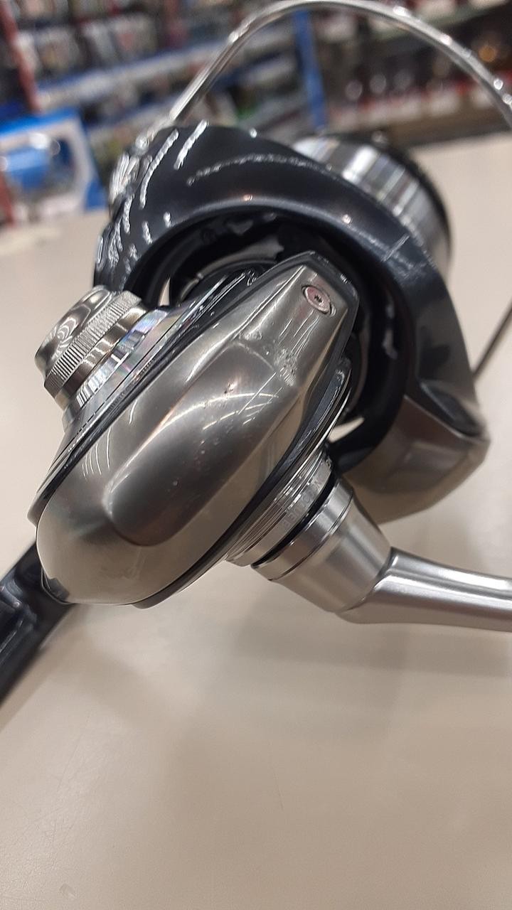 Daiwa Certate LT4000-CXH Spinning Reel 24 lb Line 10.2 oz, Minor Scratches