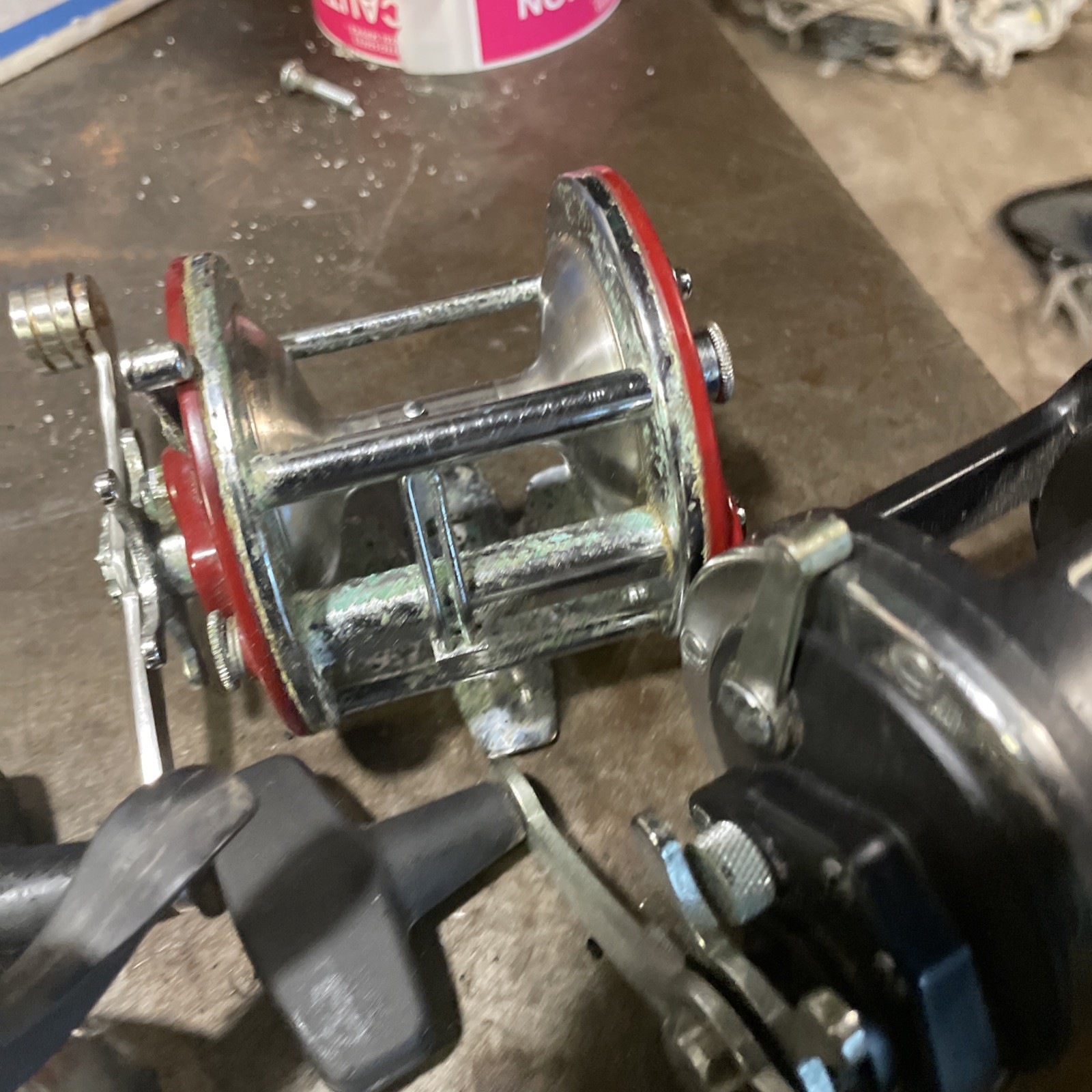 Mixed lot of 4 fishing reels Penn 320 209 Zebco Triggerspins