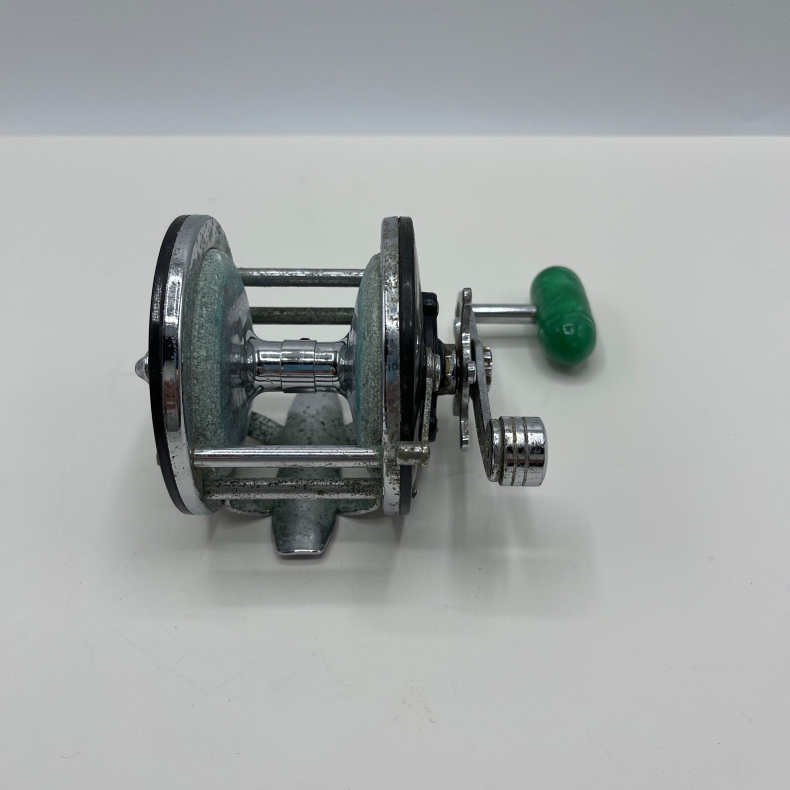 Vintage PENN Long Beach No. 60 Saltwater Fishing Reel With Green Bakelite Handle