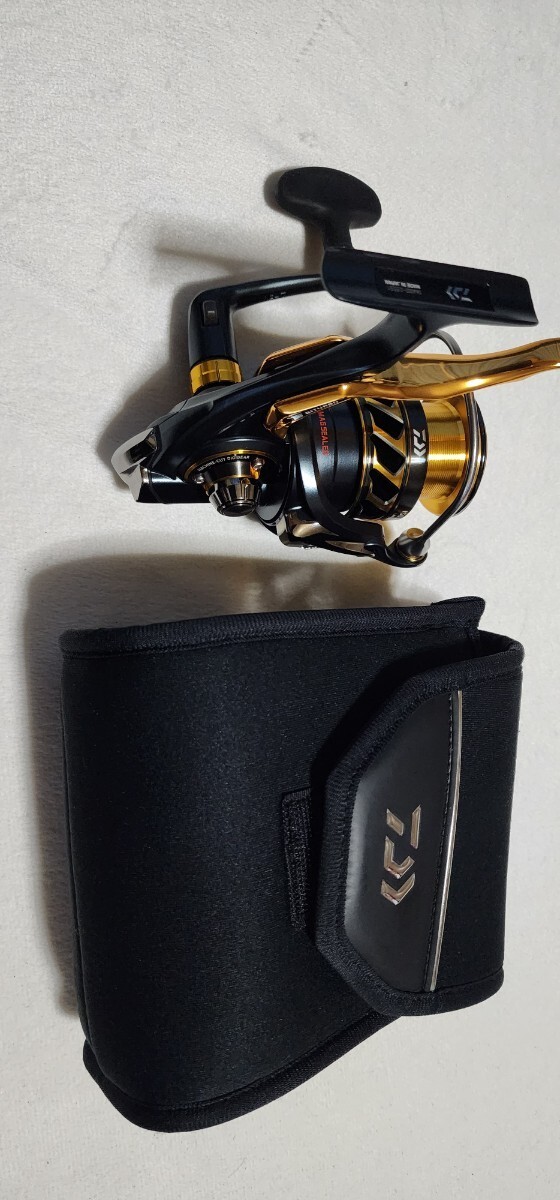 DAIWA 18 Tournament ISO 2500SH-LBD Lever Brake Spinning Reel W/ Pouch Near Mint