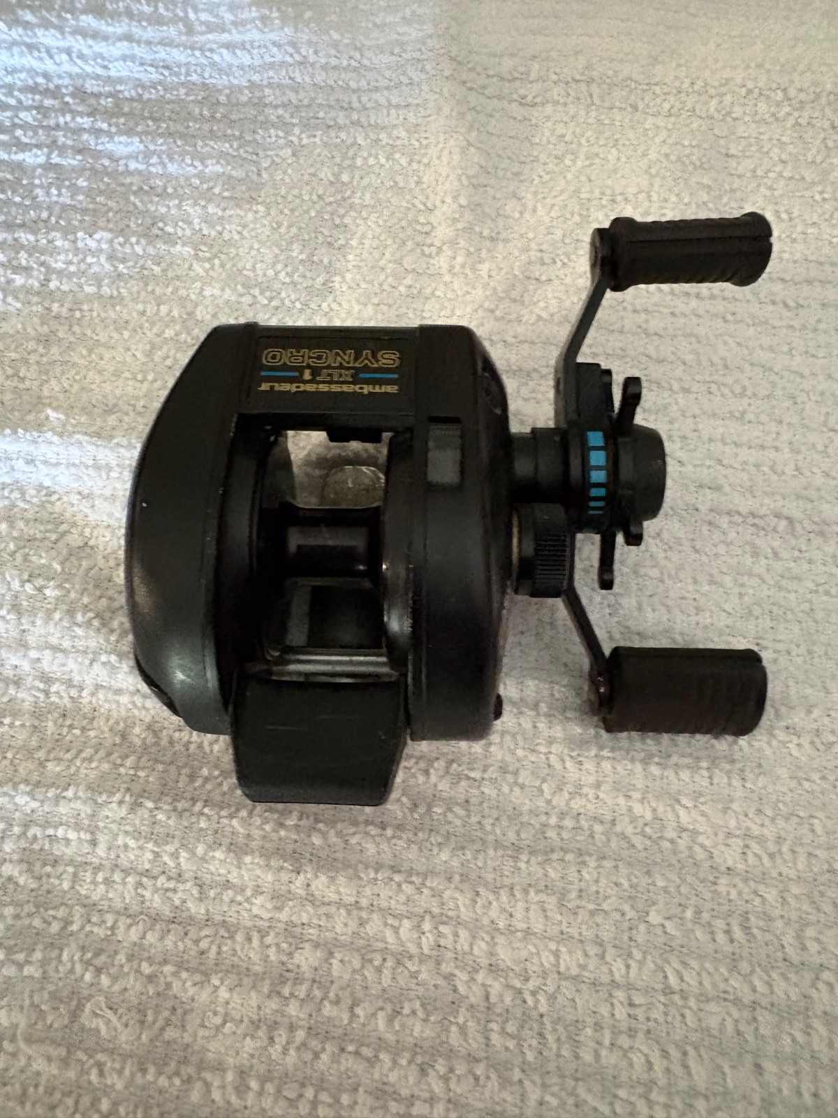 ABU GARCIA AMBASSADEUR XLT 1 SYNCRO GRAPHITE RH REEL
