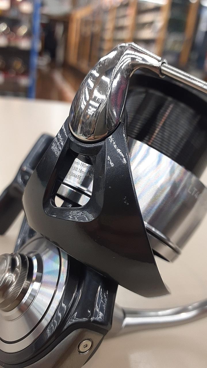 Daiwa Certate LT4000-CXH Spinning Reel 24 lb Line 10.2 oz, Minor Scratches