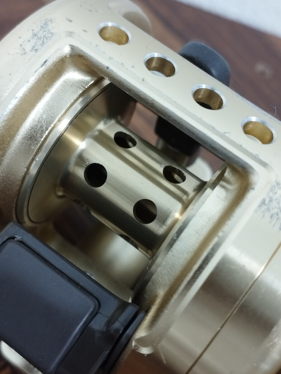 Shimano Calcutta 100XT Baitcasting Reel Minor Scratches Smooth Operation
