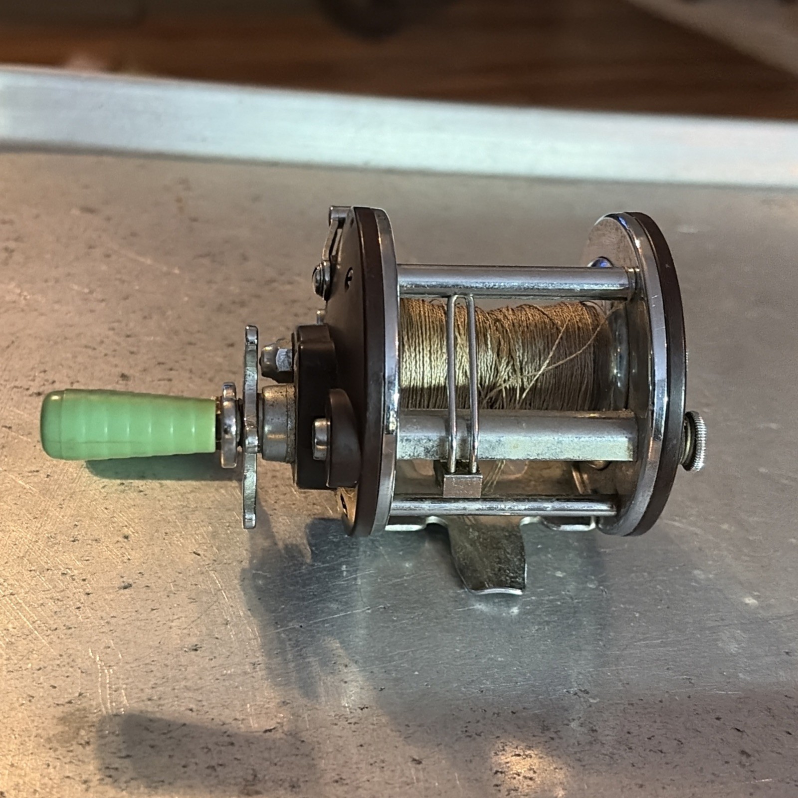 Vintage Penn Peer No.109 Baitcasting Fishing Reel Burgundy w/Green Handles
