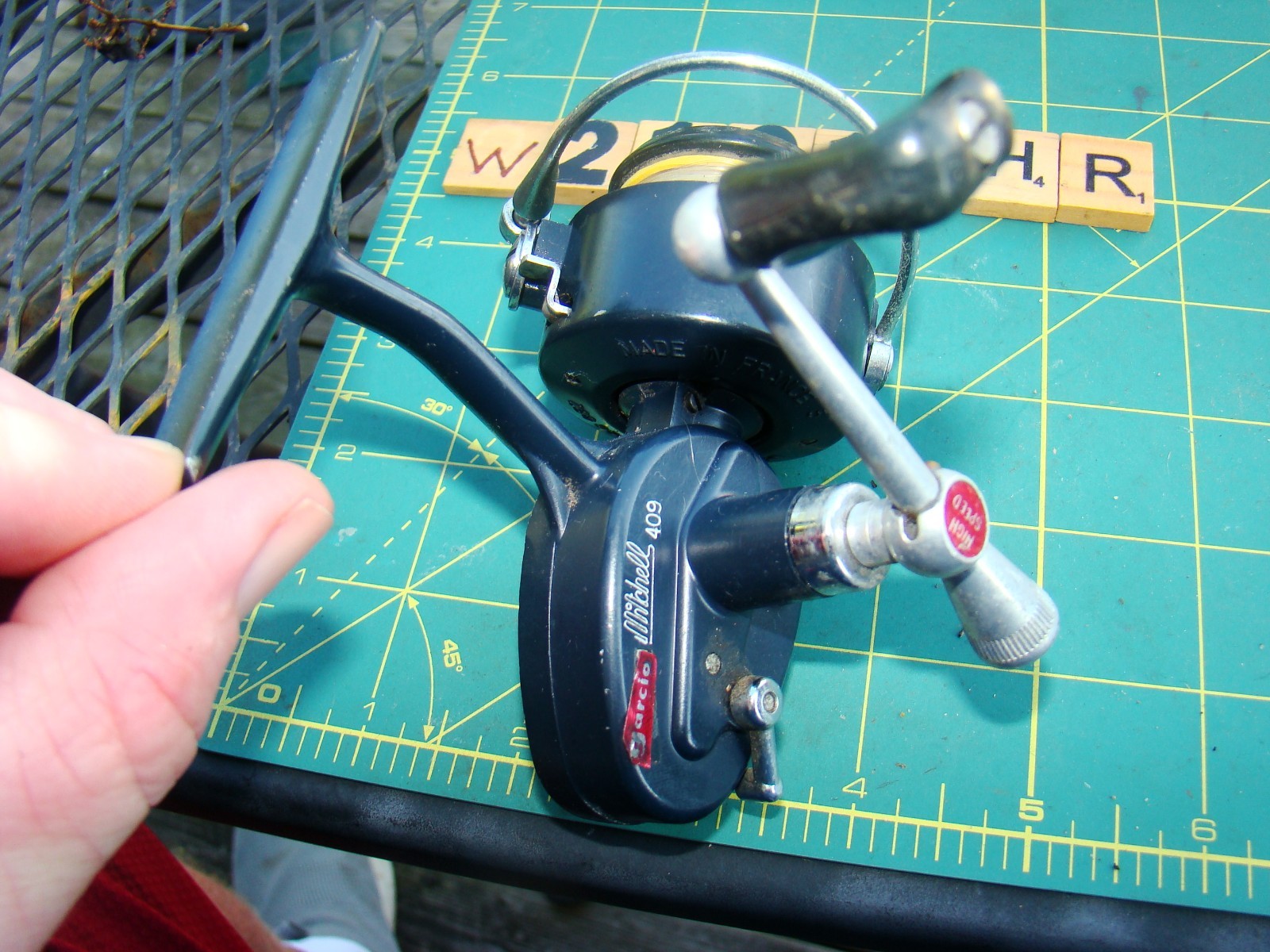 W2101 HR GARCIA MITCHELL 409 RIGHT HAND RETRIEVE SPINNING FISHING REEL