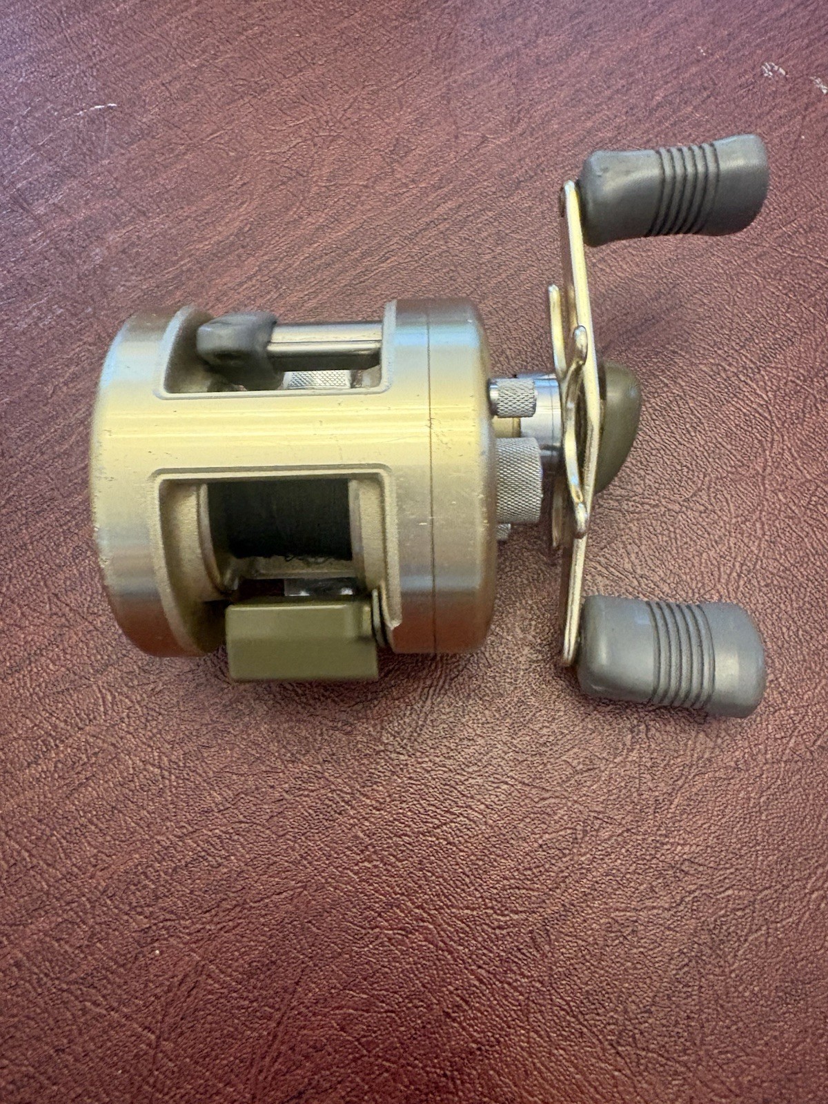 Shimano Calcutta 250 Gold Round Baitcast Reel Right-Hand Star Drag Forged