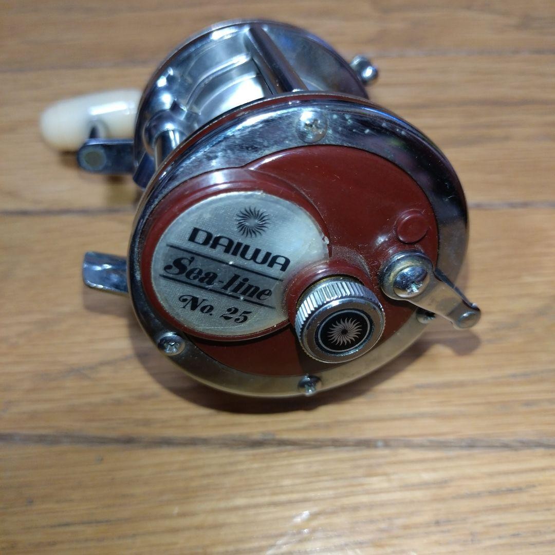 Daiwa No. 25 Reel Metal Body Red Silver White Handle Used