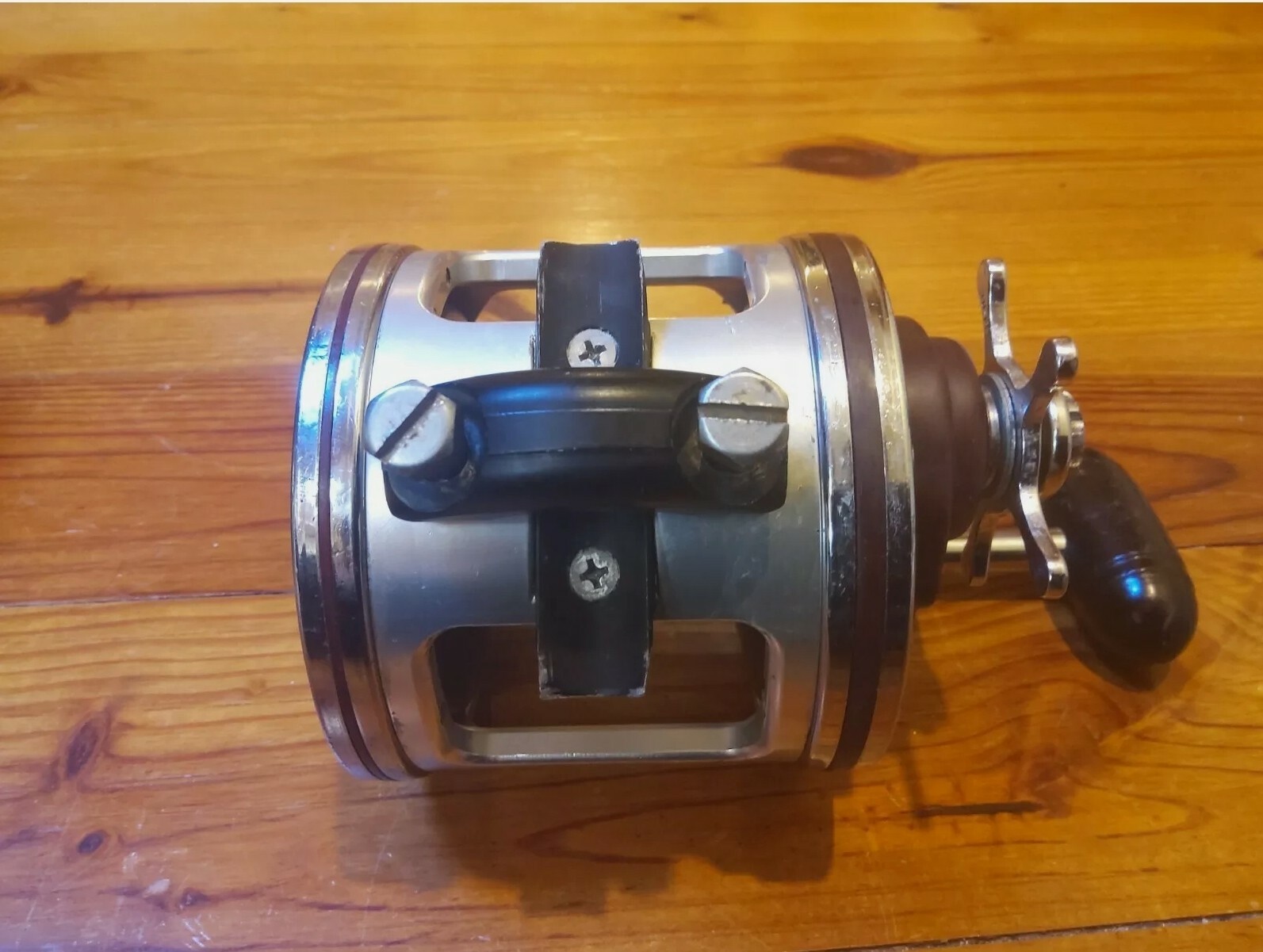 PENN SENATOR 114H 6/0 with sliver TIBURON frame & clamp with aluminum spool