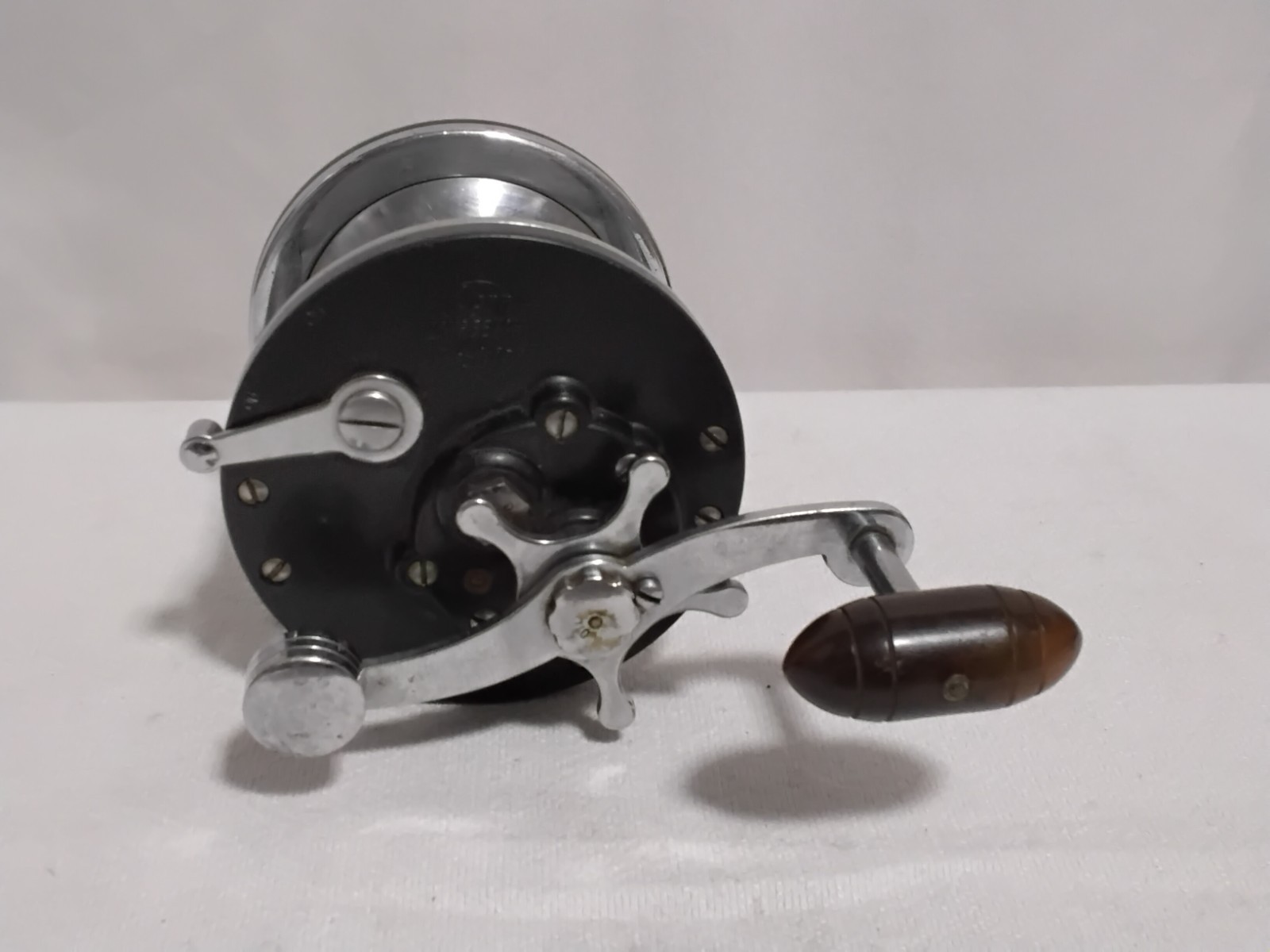 Rare Penn No. 65 Long Beach Fishing Reel USA 1950’s Brown Handle Scenic Side