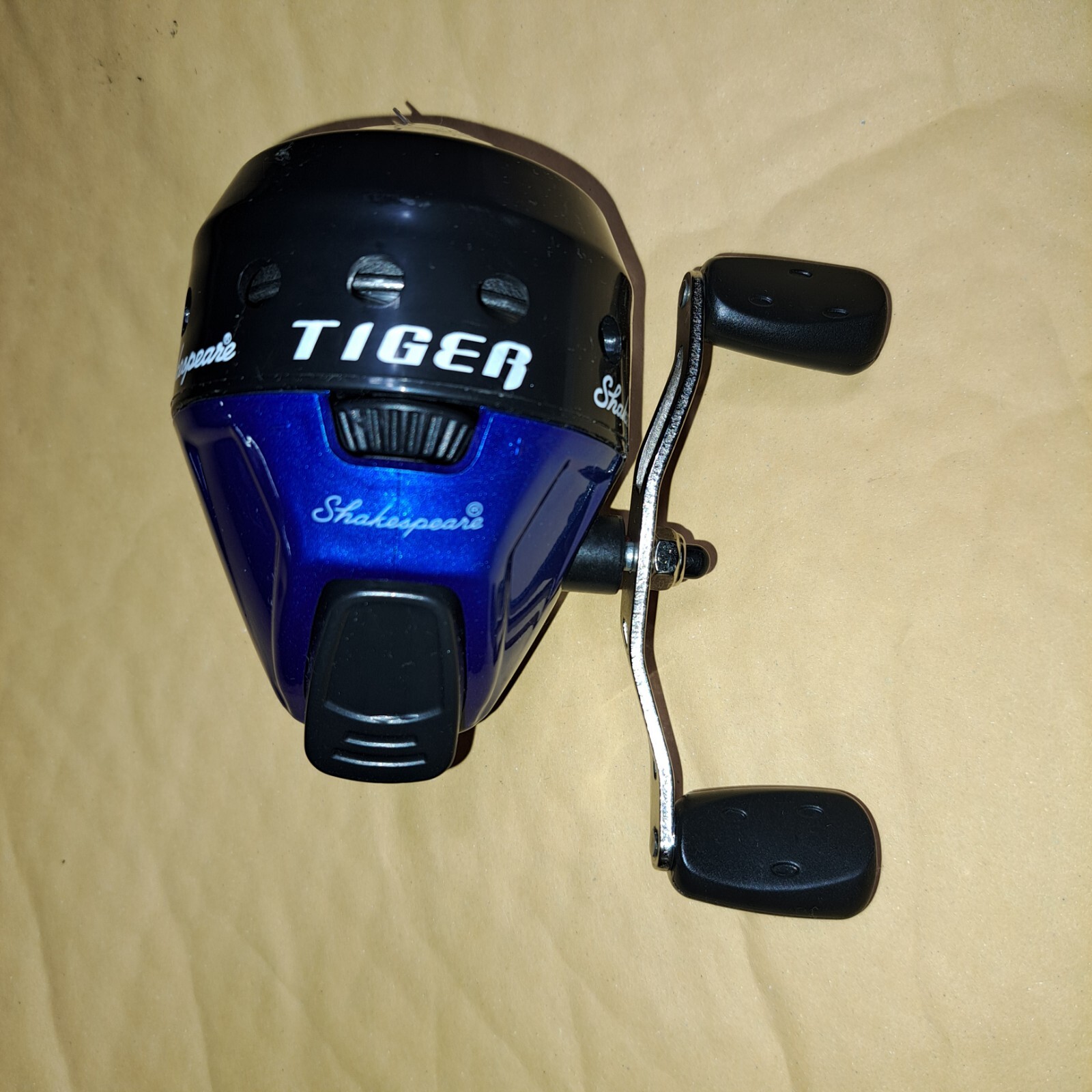 Shakespeare Tiger Spin Cast Fishing Reel Blue Gear Ratio 3.5.1 With Factory line