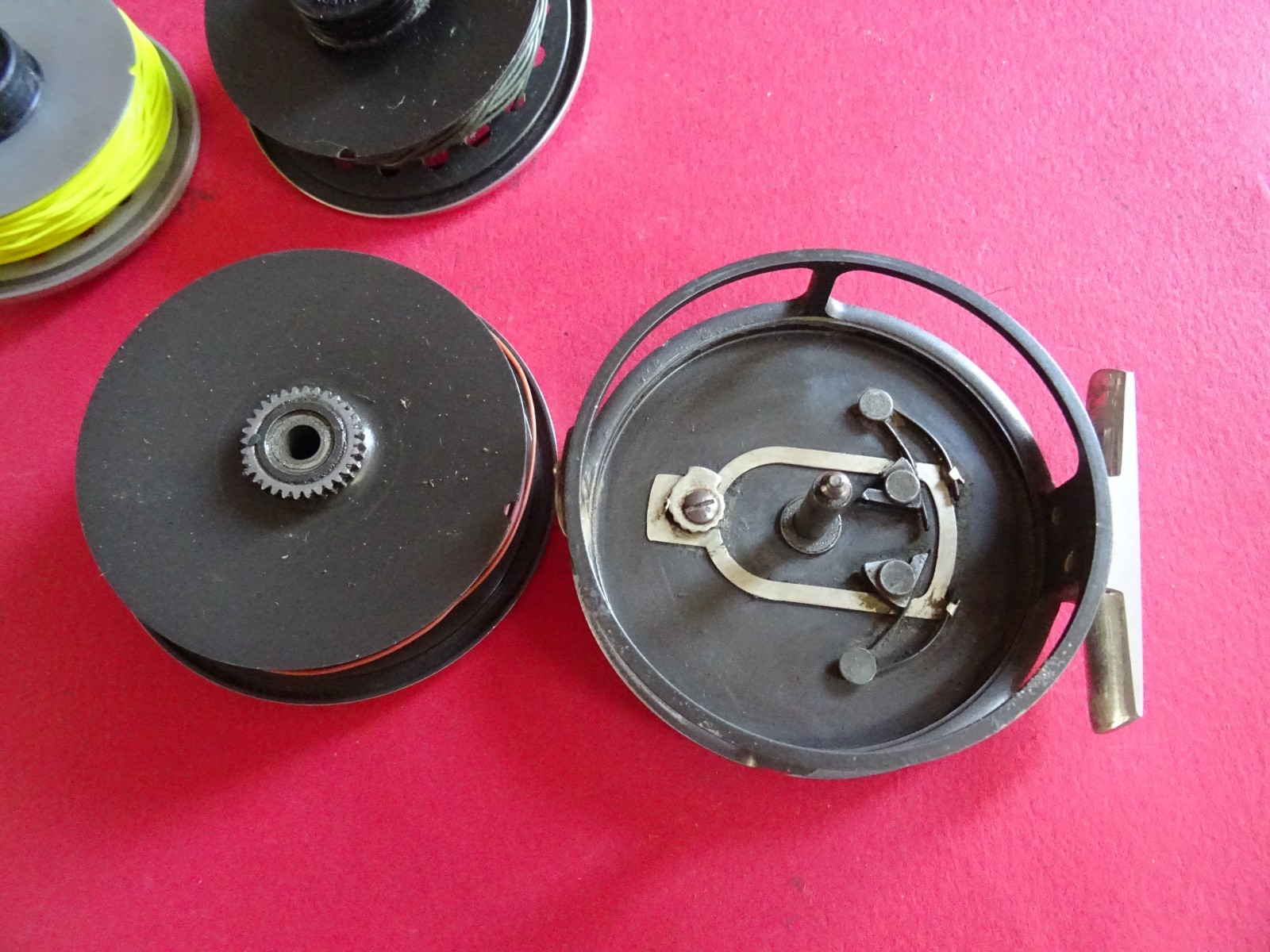 A USED VINTAGE CASED 3 1/2″ HARDY MARQUIS 7# TROUT FLY REEL + 2 SPARE SPOOLS