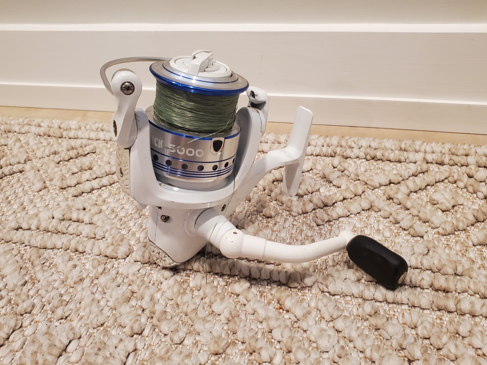 Ozark Trail Grit Stick 5000 Spinning Fishing Reel – White & Blue – 4.7:1