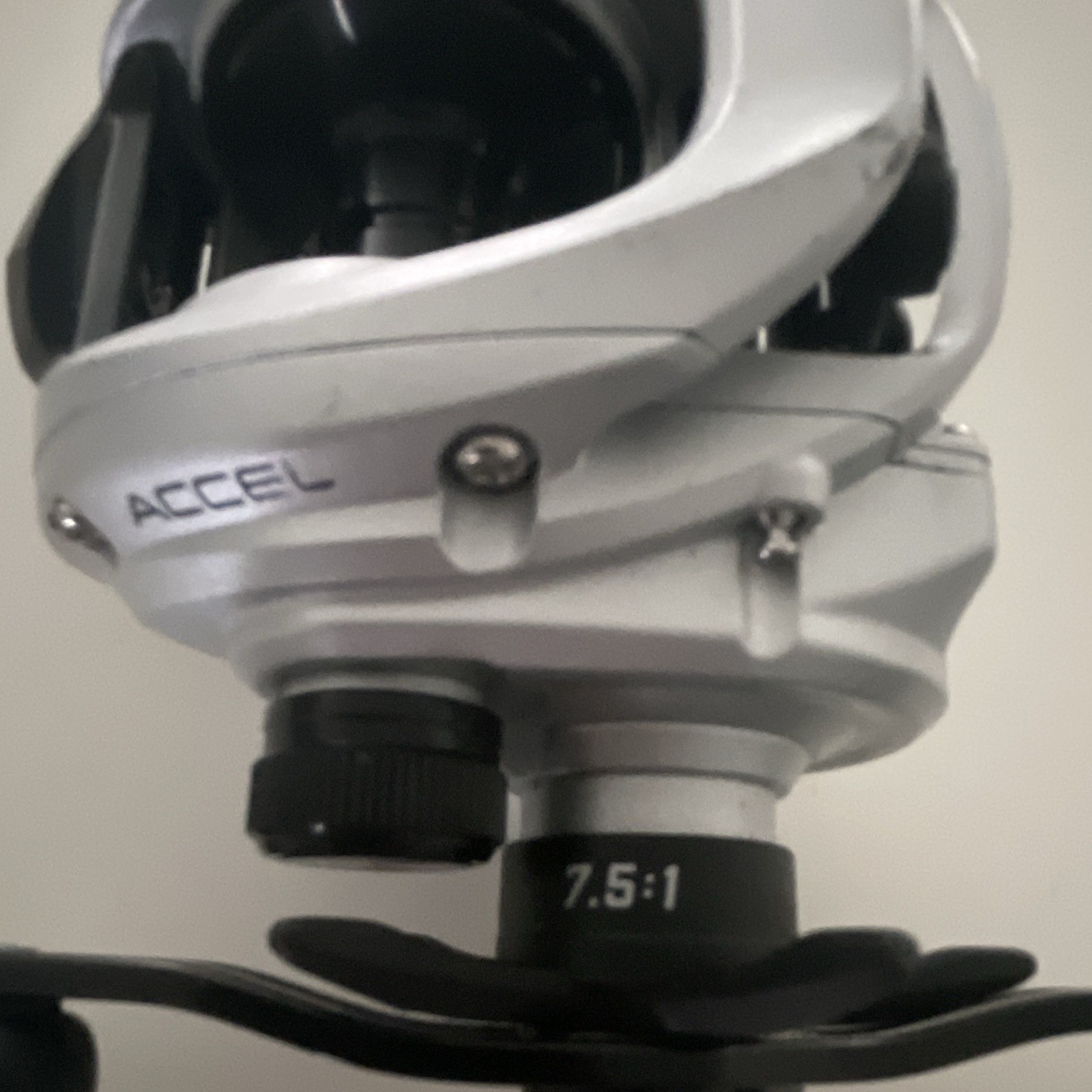 Lew’s MC-1 Baitcast Reel 7.5:1 Right-Hand 5BB 15lb Drag Silver/Black