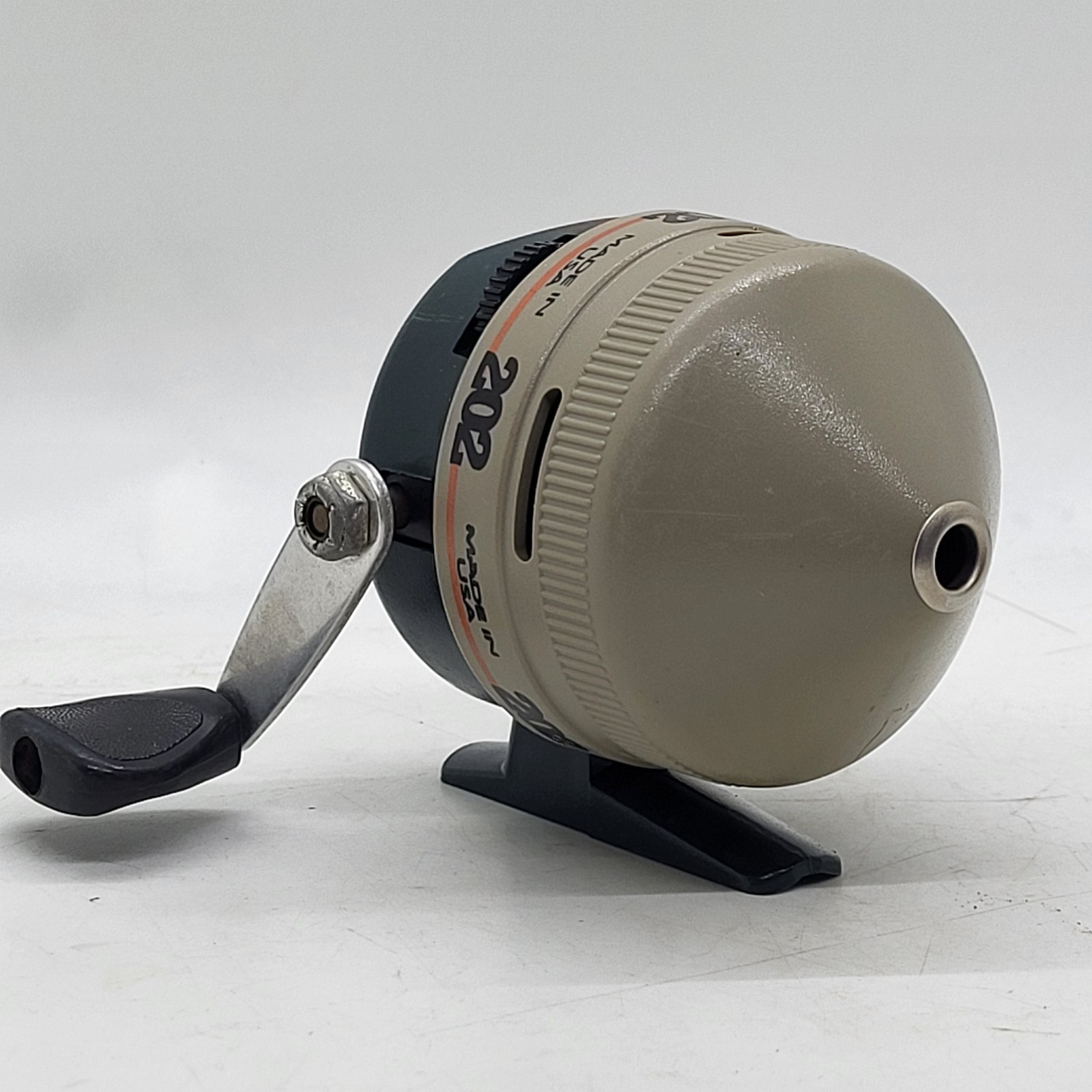 ZEBCO 202 Closed Face Spinning Reel, Thumb Roller Drag, Excellent Condition