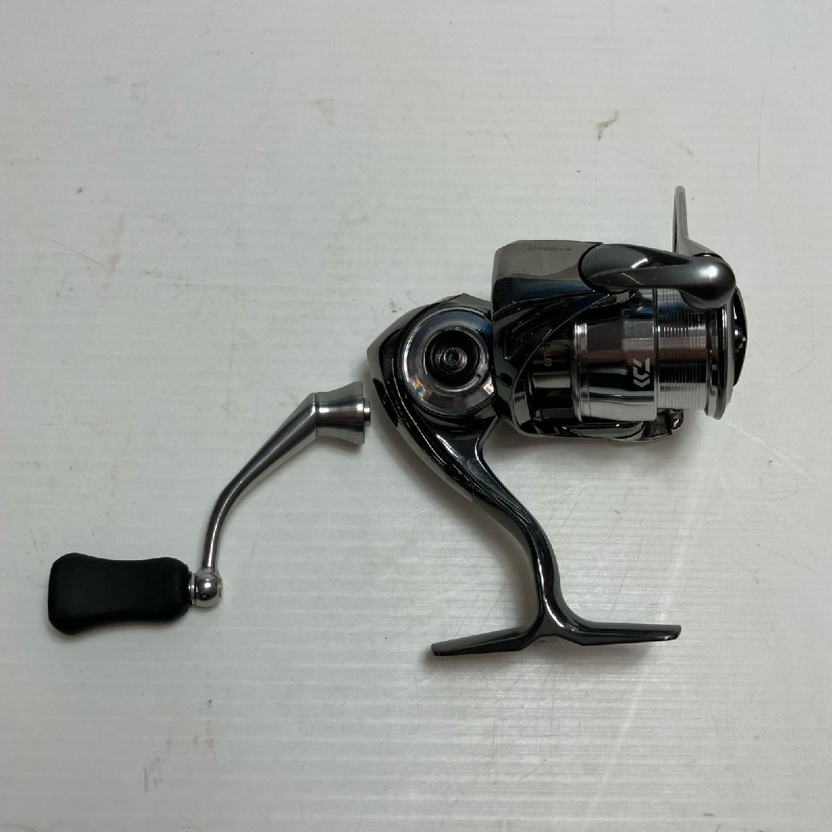Daiwa Exist SF 2000SS-H Spinning Reel – Slight Scratches, 6.3oz, 8.7in
