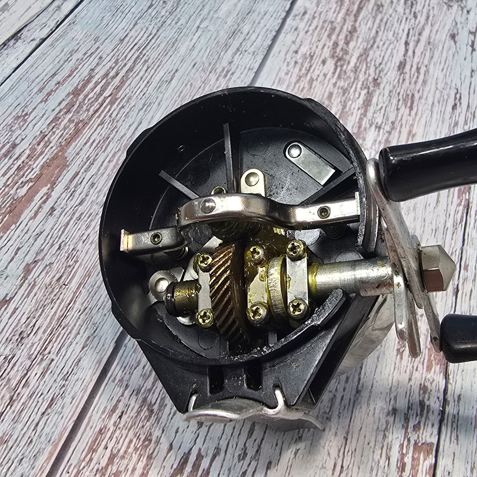 Zebco One Fishing Reel Made in USA Spincast RH Retrieve Brass Gears