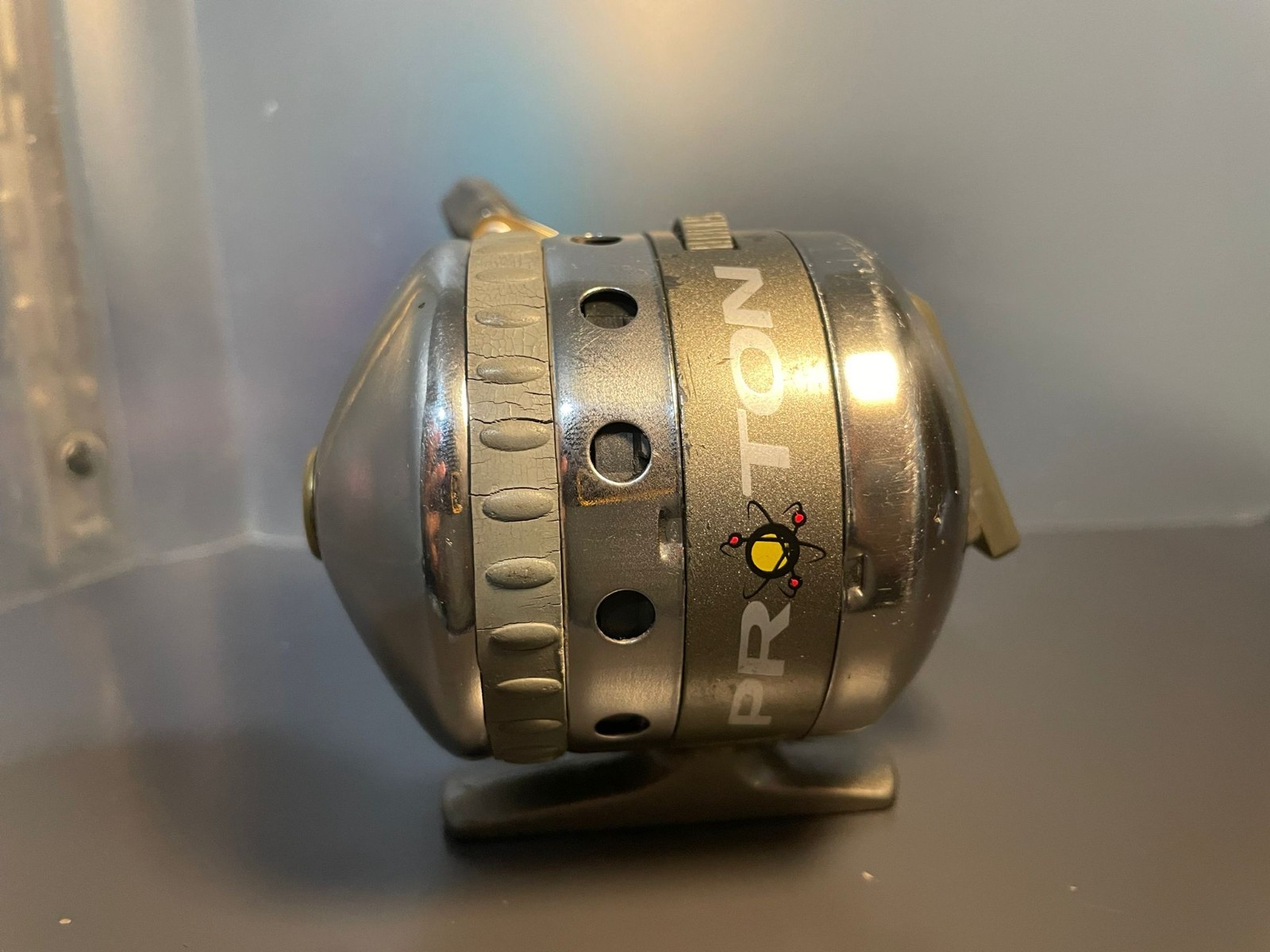 South Bend – PROTON – Closed Face Spincast Reel – Adjustable Drag – Anti-Reverse
