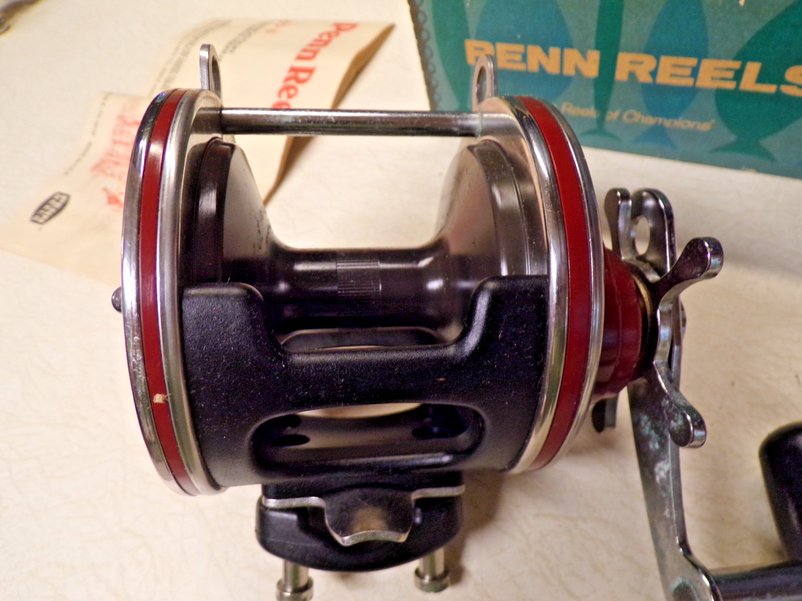 FISHING REEL W/ BOX – PENN 4/0 113-H – CLEAN & WORKS GREAT