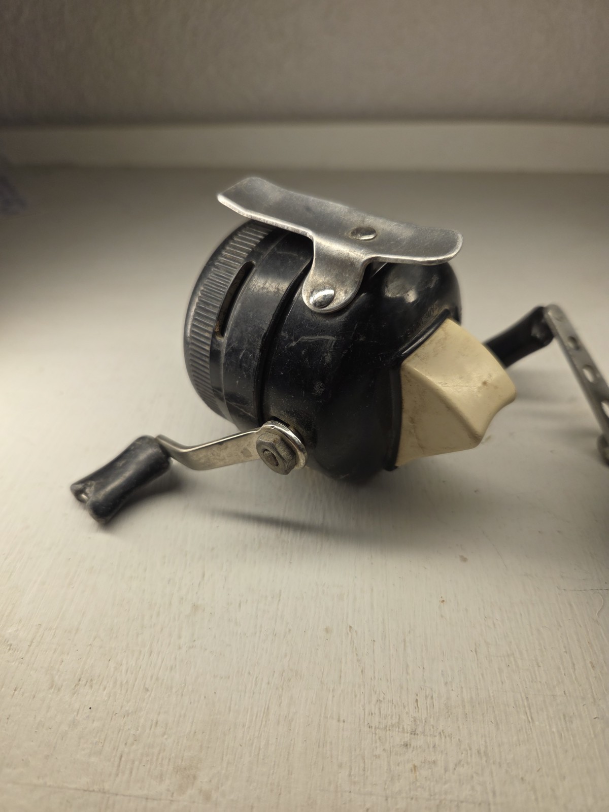 2 Vintage Zebco Fishing Reels 202 101 Spincast Metal Feet USA