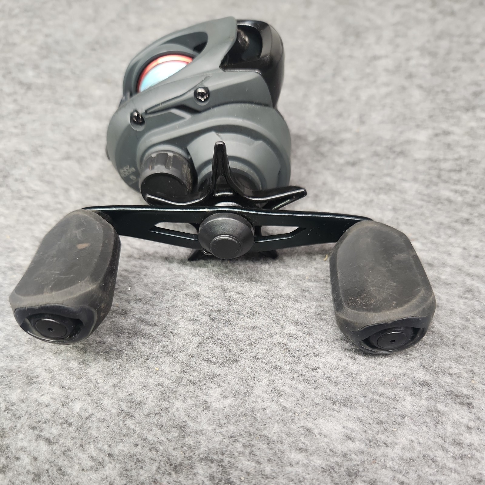 Quantum Invade Baitcast Reel 6.1:1, 135 yd/12 lb, Black/Red INV100S GMN1