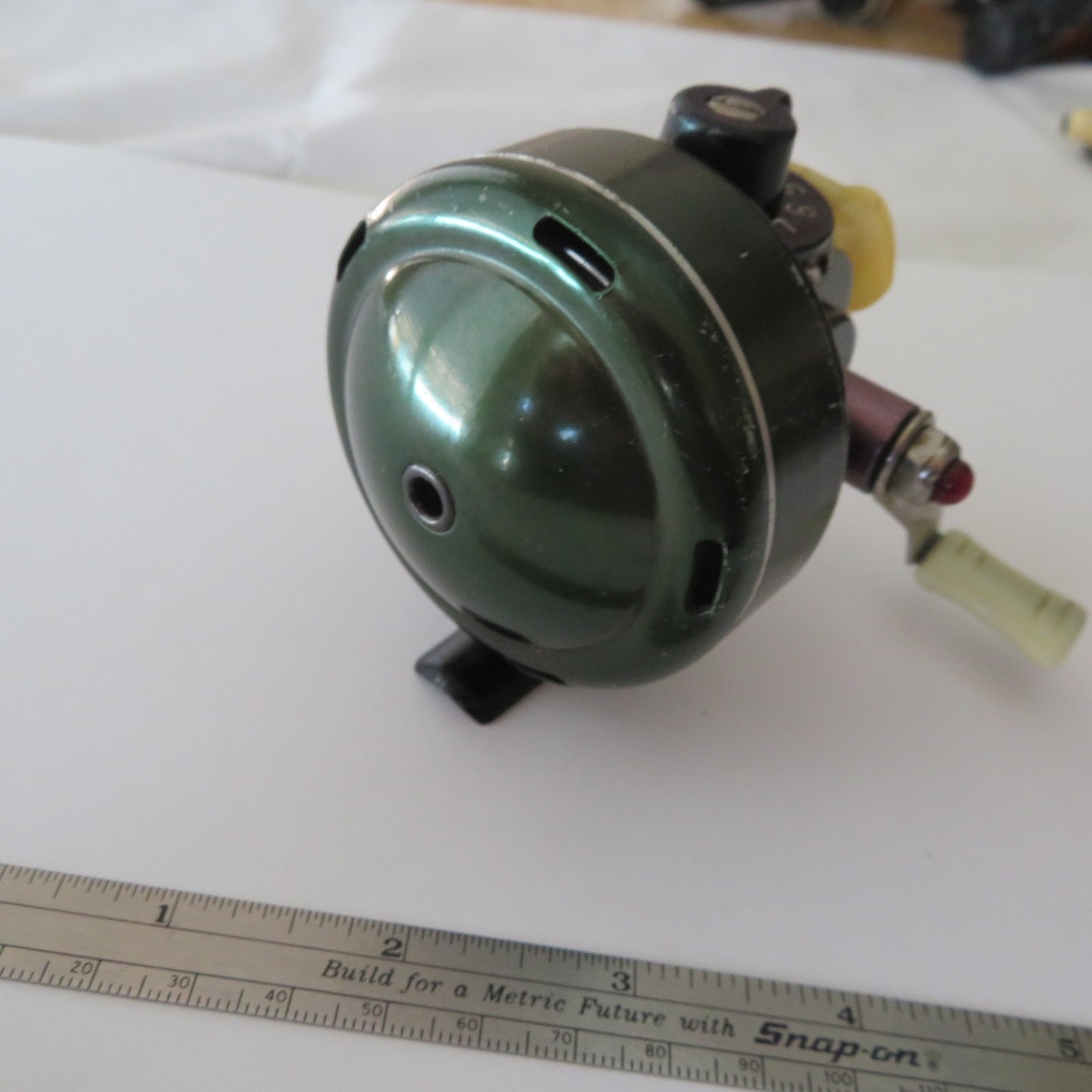 FISHING REEL JOHNSON CENTURY SPIN-CASTING RT. HANDED MODEL 100B MADE IN U.S.A.