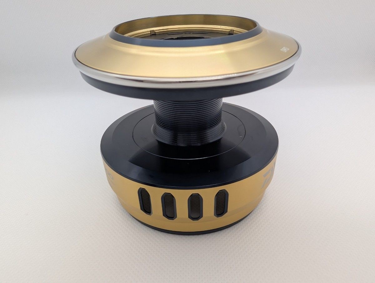 Daiwa SLP Works 25 Saltiga Spool 25000 (Gold/Navy Blue)
