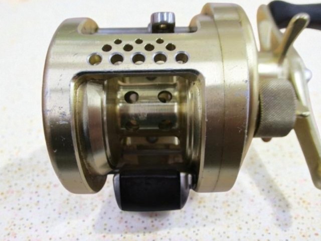 Shimano 00 Calcutta Conquest 200 Baitcasting Reel Used Good