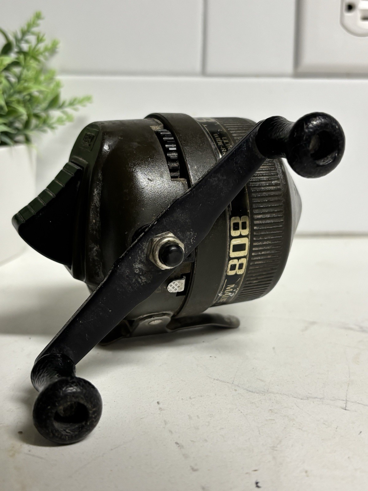 ⭐️Zebco 808 Fishing Reel Black Large⭐️Closed Face Casting Fresh Salt EUC⭐️