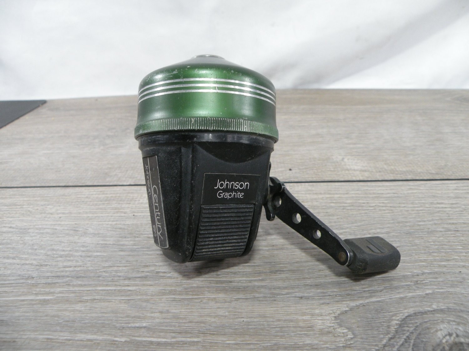 Vintage Johnson Century 225 Graphite Spincast Fishing Reel Green Black