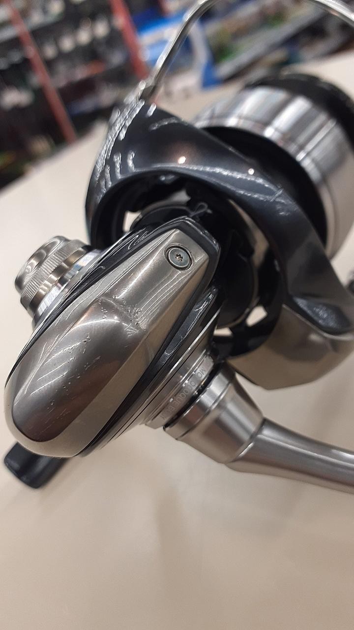 Daiwa Certate LT4000-CXH Spinning Reel 24 lb Line 10.2 oz, Minor Scratches