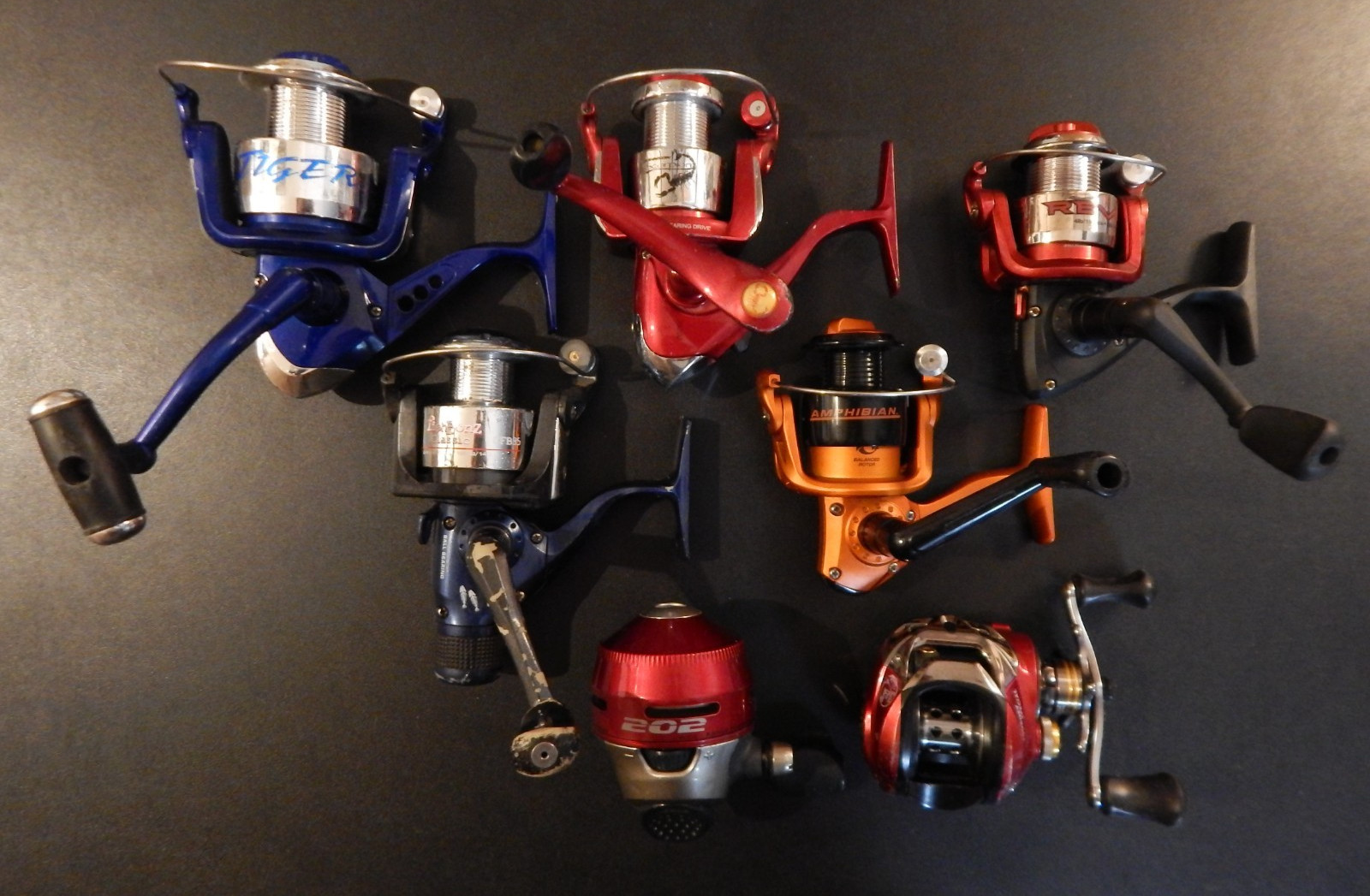 Lot Of 7 Assorted Fishing Reels Shakespeare, Zebco, Bass Pro Shops – READ DESC