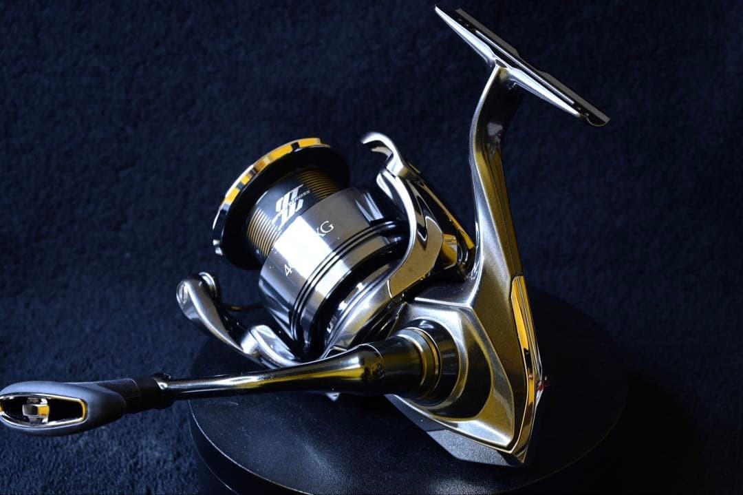 Excellent SHIMANO 24 Twin Power Spinning Reel 4000XG w/ Box Fishing Reel