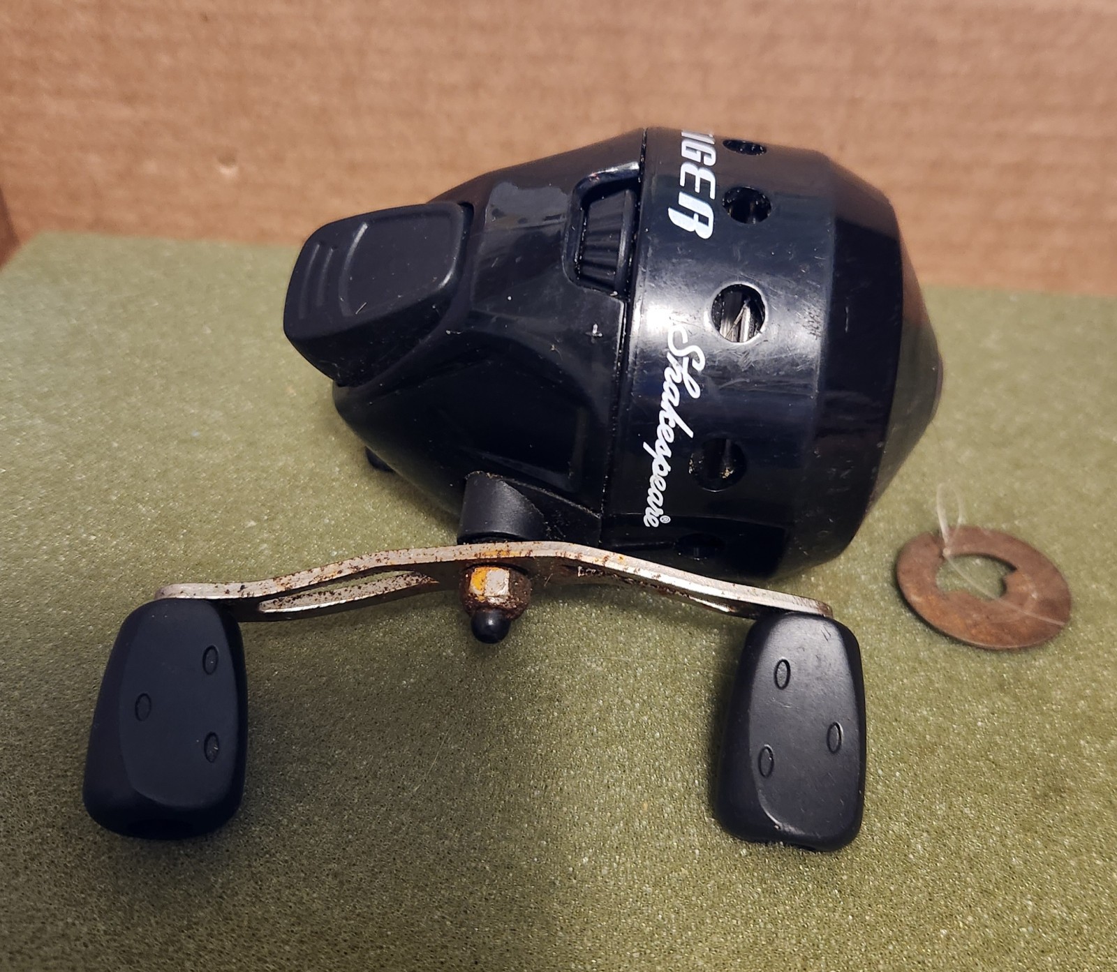 Shakespeare Tiger Spin Cast TIGRB15 RH Retrieve Gear Ratio 3.5:1 — Lot 3366