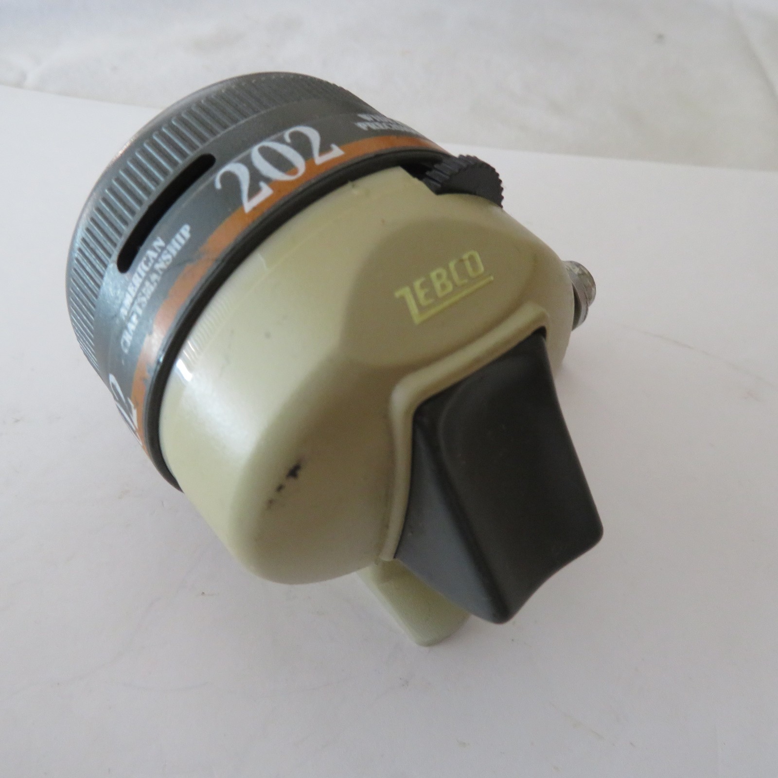 FISHING REELS ZEBCO 202 CLOSED REEL ADJUSTABLE DRAG GREEN CAP MADE USA WORKING