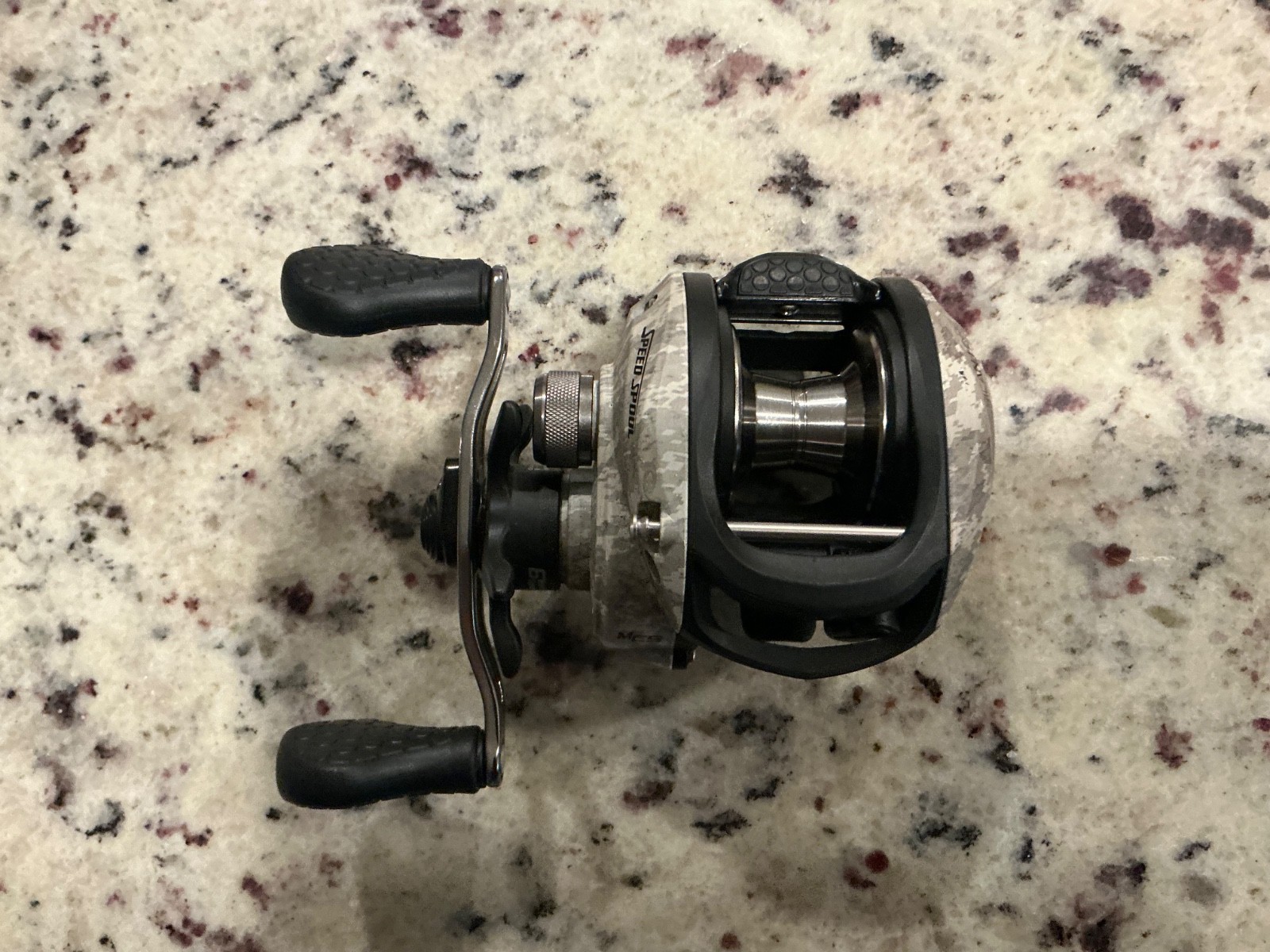 LEWS CAMO BAITCAST AMERICAN HERO FISHING REEL 7.5:1 A+