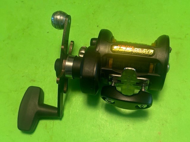 PENN 525 MAG MAGNETIC CAST CONTROL CONVENTIONAL FISHING REEL GREAT FREE SPOOL