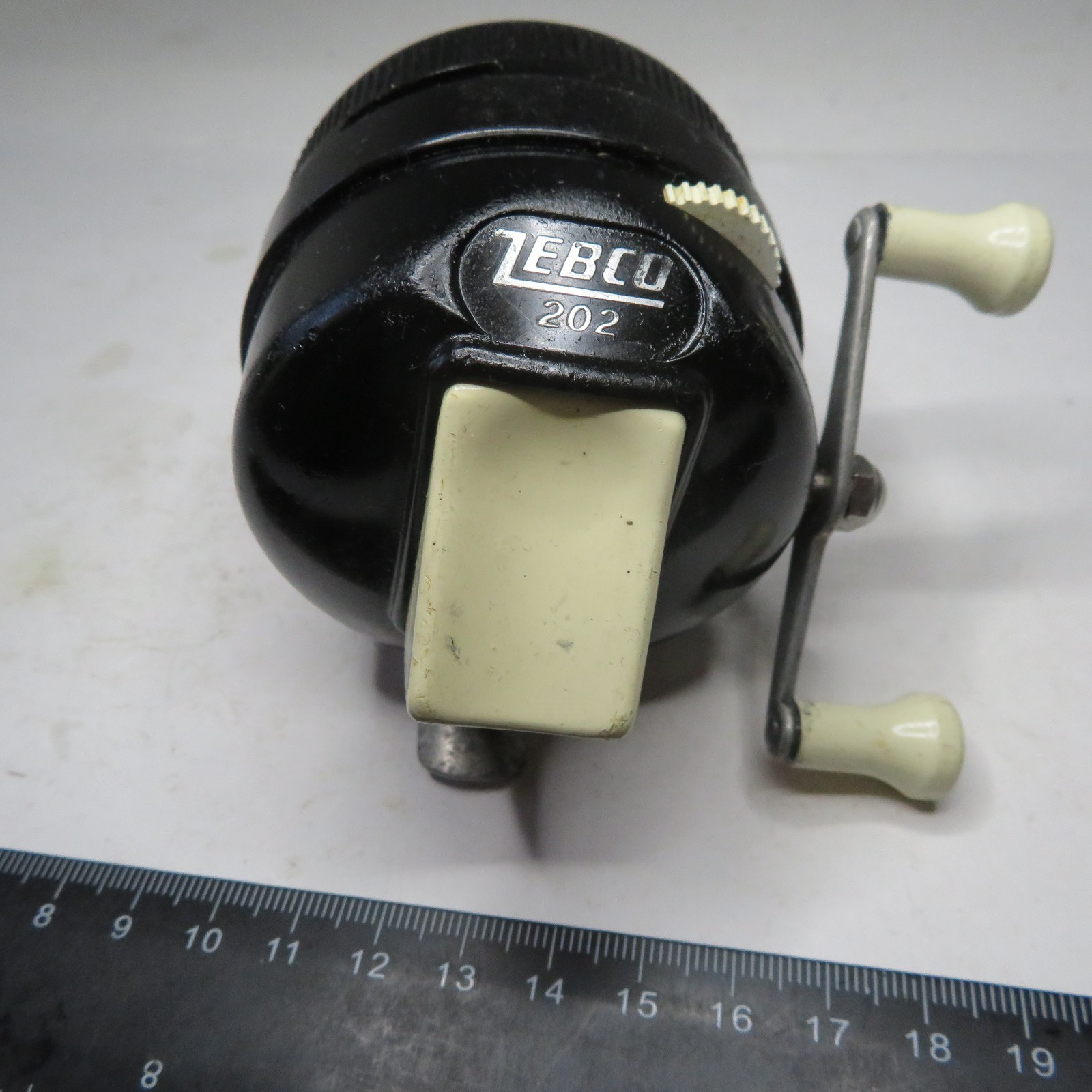 FISHING REEL ZEBCO 202 METAL FOOT DRAG 10 LB LINE MADE U.S.A. RT HAND BLACK