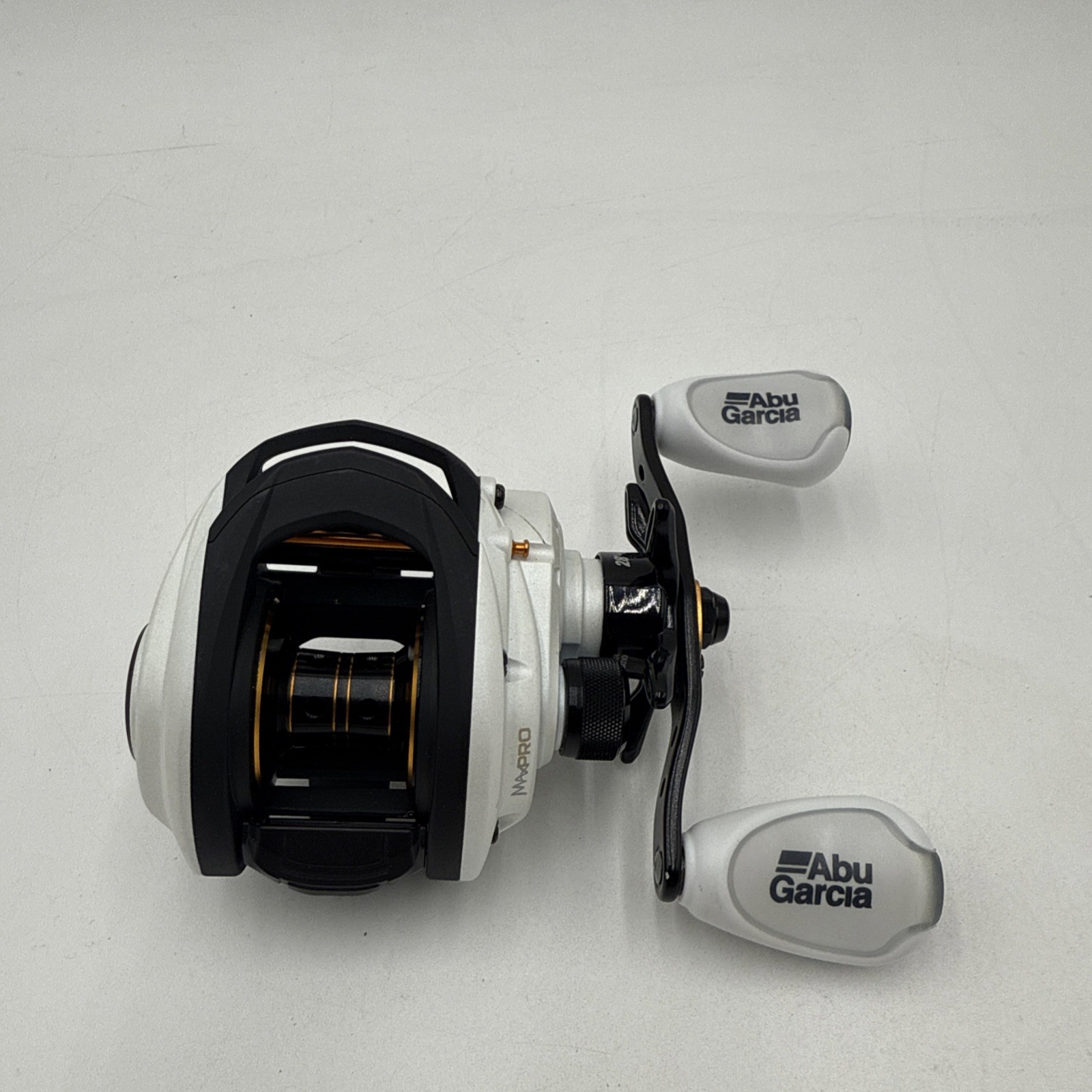 Abu Garcia Max Pro MAX4PRO Fishing Reel 8BB 7.1:1 Gear Ratio White/Black