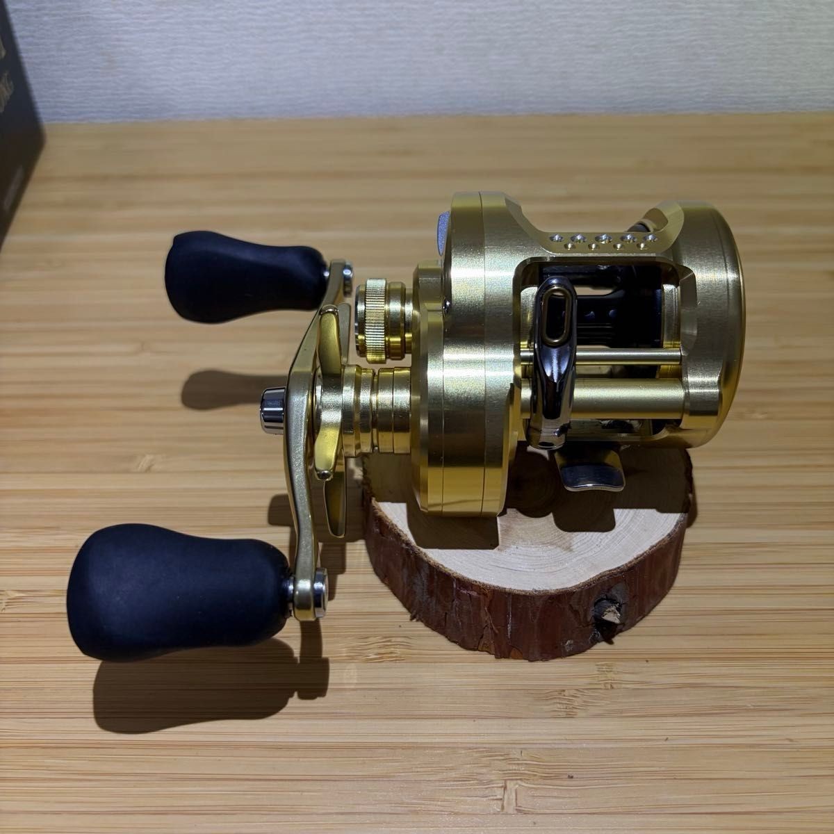 Shimano 23 Calcutta Conquest MD 300XG Right-Hand Baitcasting Reel