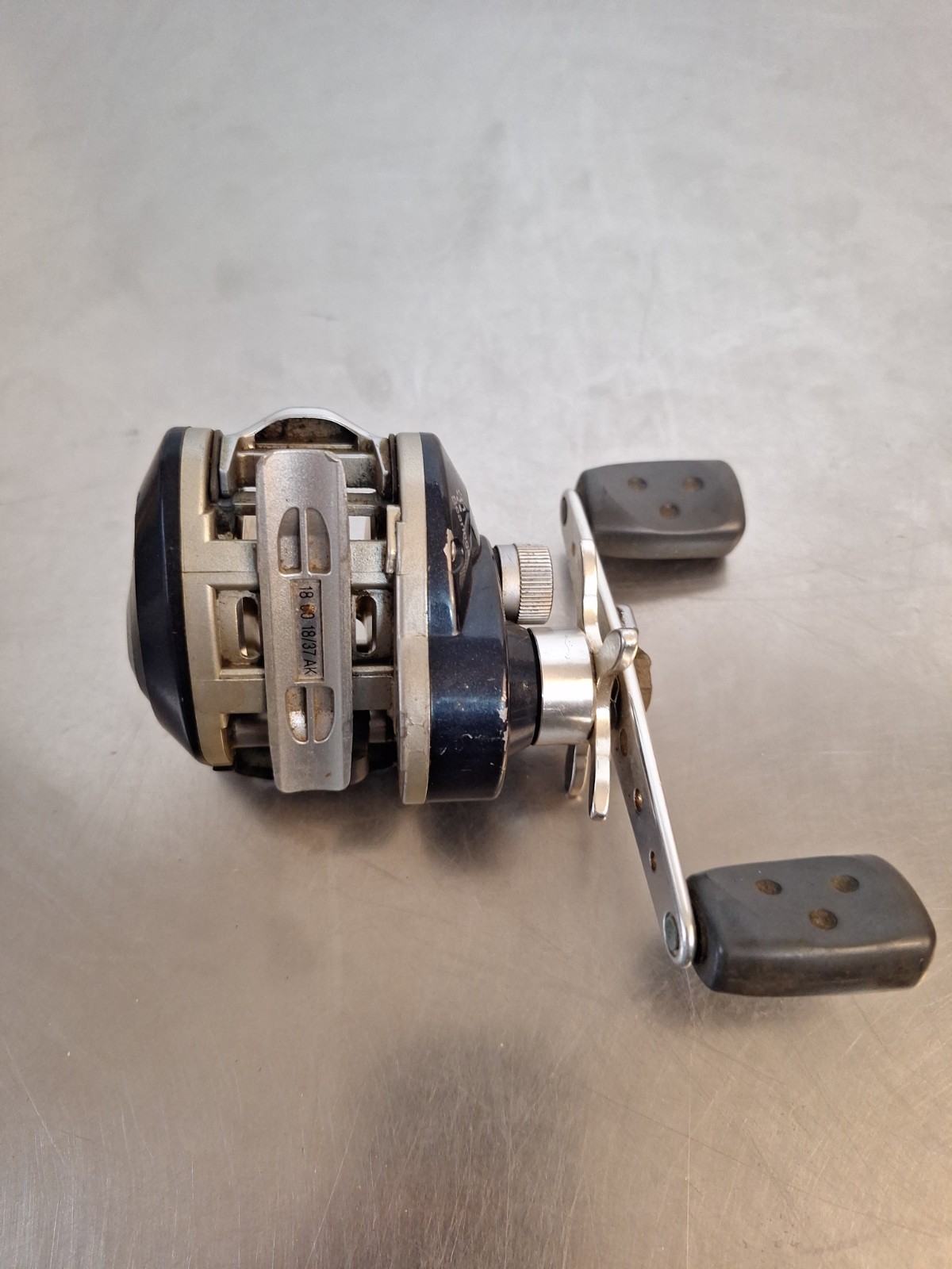 Abu Garcia Revo Winch Baitcast Reel 5.4:1 11BB Right Star Drag Black