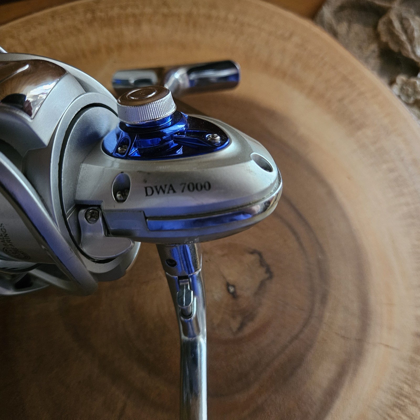 DWA 7000 Gear Ratio: 4.7:1 Spinning Fishing Reel Graphite Frame Screw-In Handle