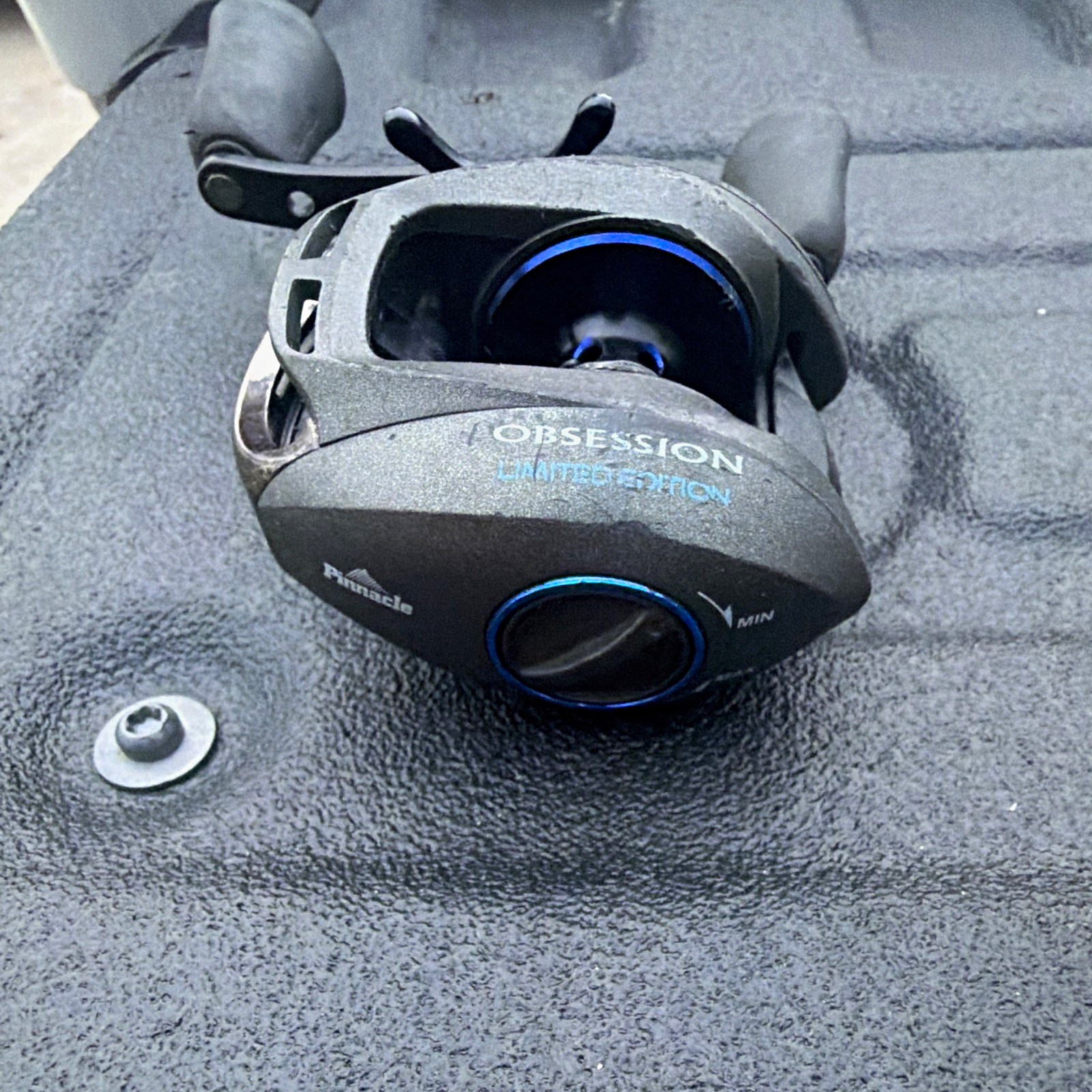 Pinnacle Obsession Baitcast Reel Right-Hand 8BB 7.0:1 Gray/Blue/Black