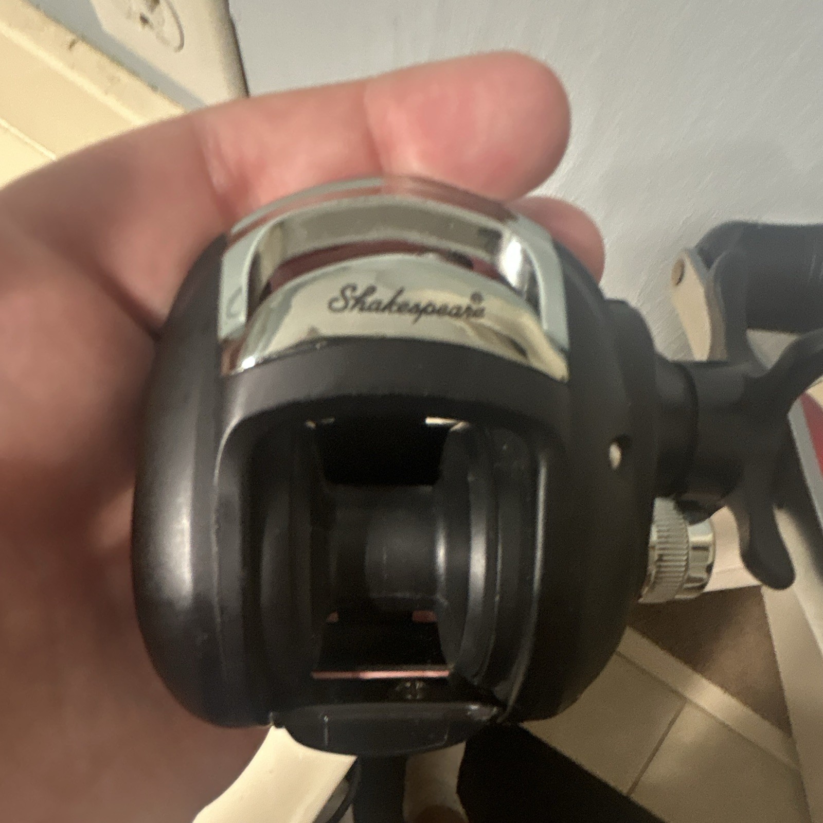 Shakespeare Baitcast Right-Hand Baitcast Reel Black/Red