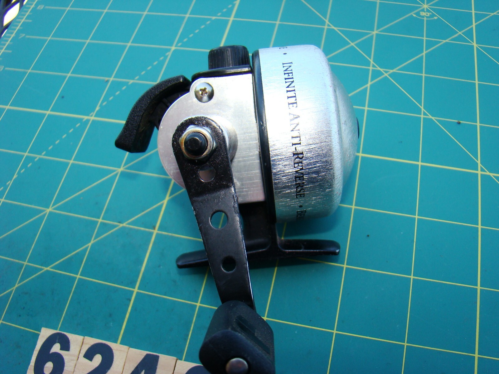 V6249 AR JOHNSON CENTURY 100B DLX DELUXE SPINCAST FISHING REEL