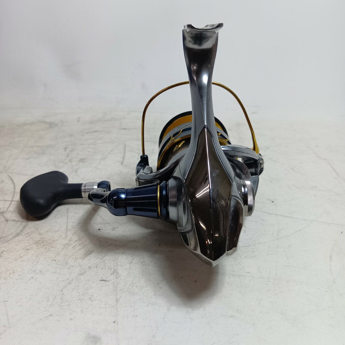 Shimano 16 Vanquish 4000 Spinning Reel w/ Scratches Grade B – Used, From Japan